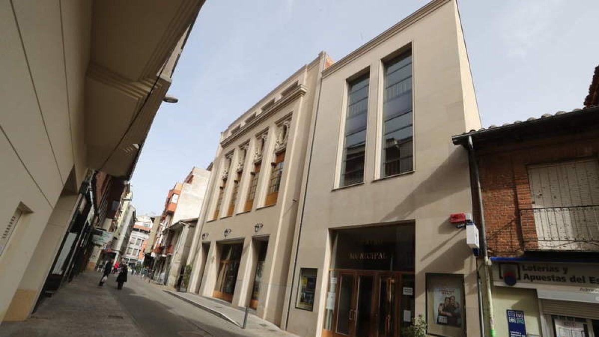 Fachada del Teatro Municipal de La Bañeza. RAMIRO