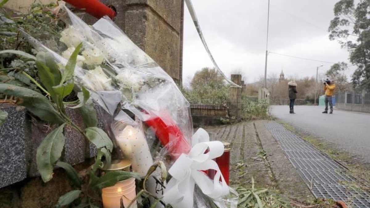 Flores y velas colocadas en la nave industrial de Asados, en Rianxo (A Coruña), donde fue hallado el cuerpo de Diana Quer.