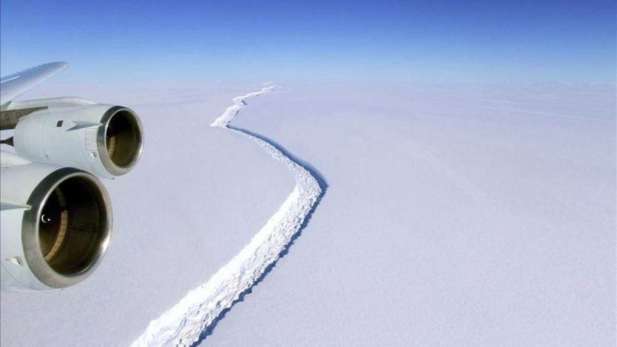 Grieta que terminará por partir el gigantesco iceberg.