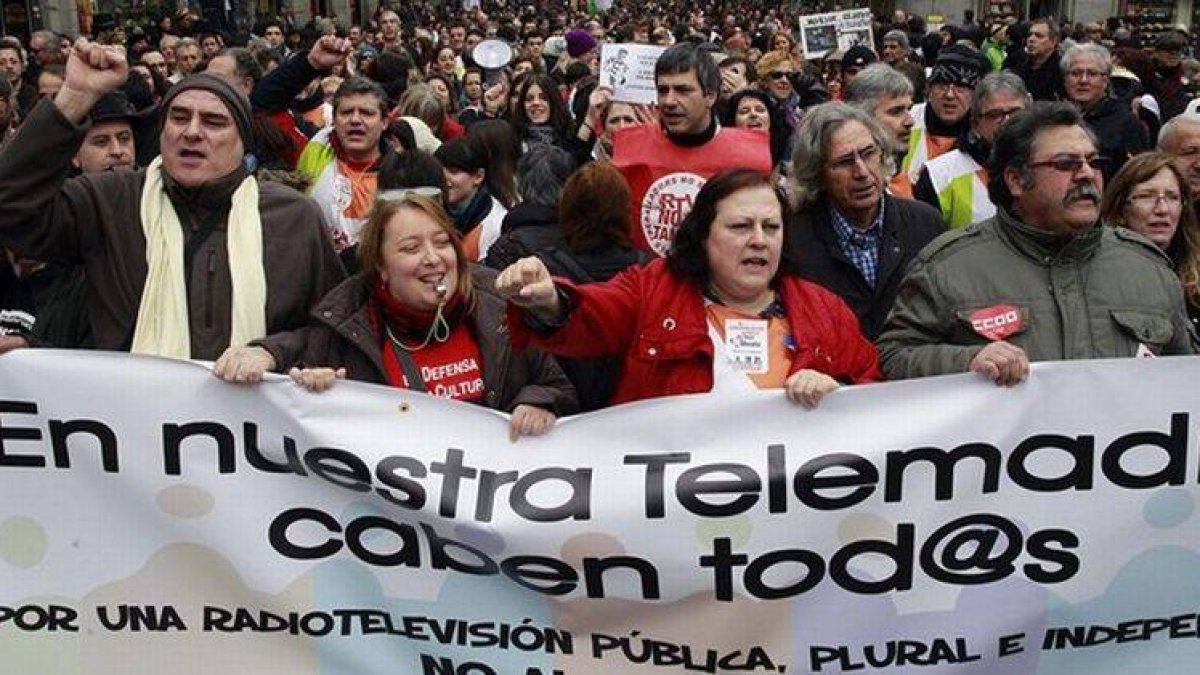 Trabajadores de Telemadrid, durante una protesta, a principios de enero, por el centro de la capital.