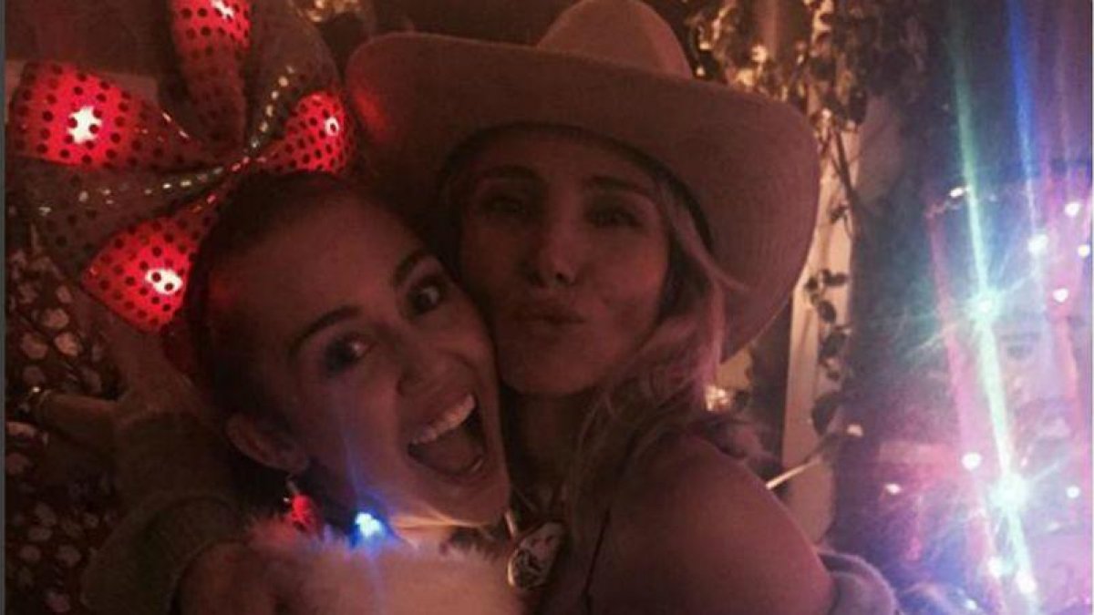 Elsa Pataky y Miley Cyrus, en una imagen que ambas han colgado en sus respectivas cuentas de Instragram.