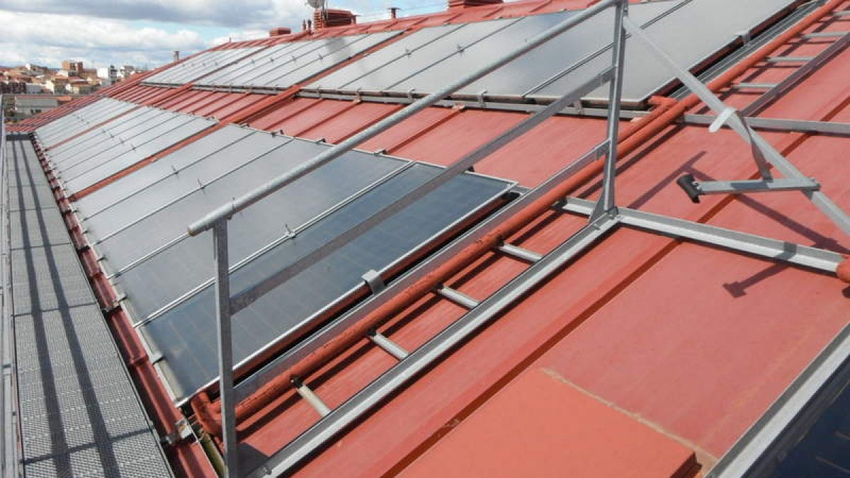 Instalación de placas solares realizada por el equipo de profesionales de Falmar. DL