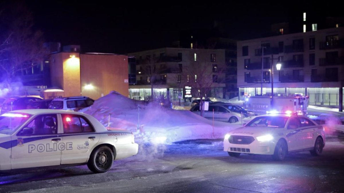 Patrullas de policía, en los alrededores de la mezquita atacada, el domingo en Quebec.