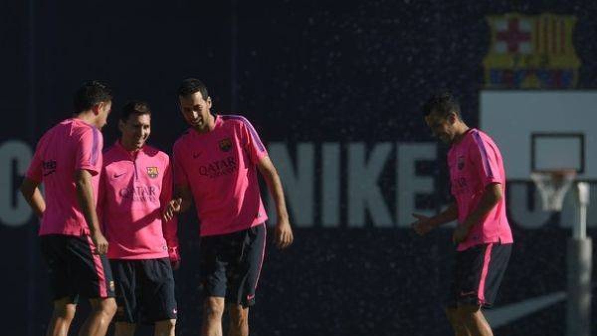 Xavi Hernández, Leo Messi y Sergio Busquets, en el entrenamiento del Barça, este viernes.