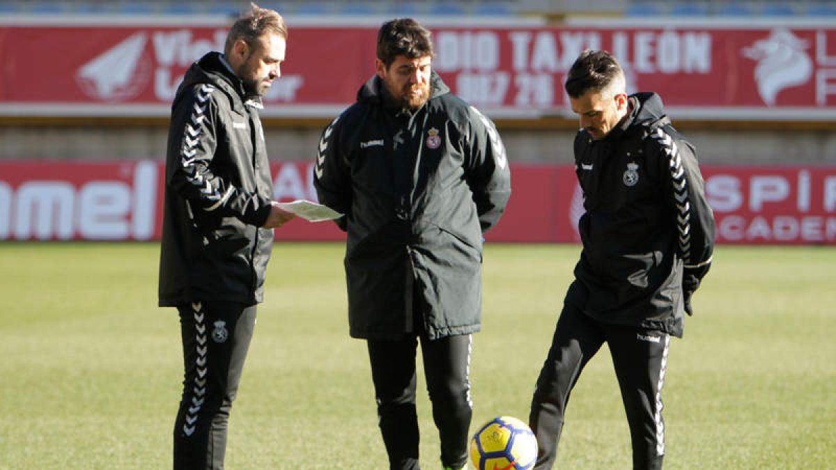 El primer entrenador de la Cultural, Rubén de la Barrera, y el segundo técnico Abel Moruelo están sancionados ante el Tenerife. S. PÉREZ