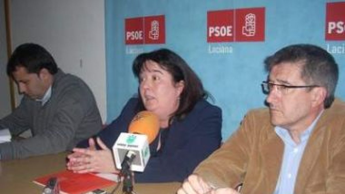 Ibán García del Blanco, Ana Luisa Durán y Francisco Fernández, ayer, en Villablino.