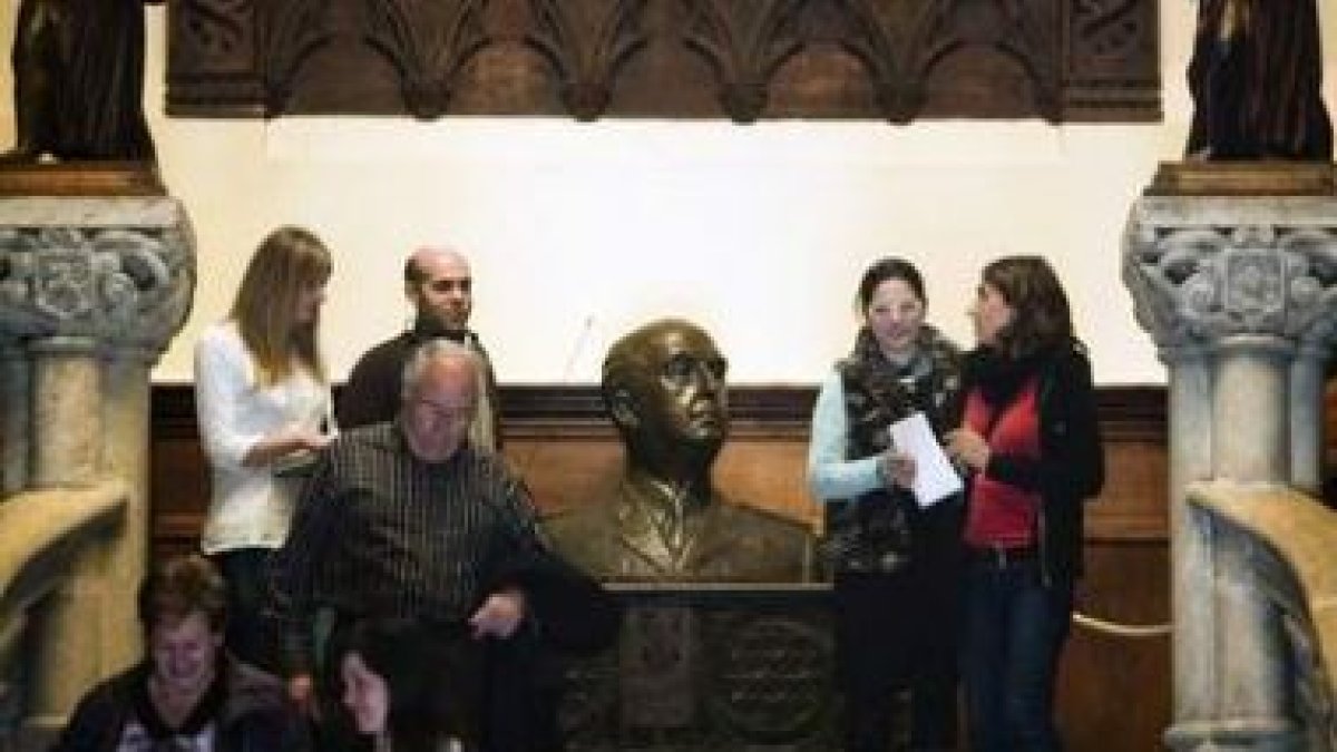 Una gran busto de Franco preside la escalera central del edificio.