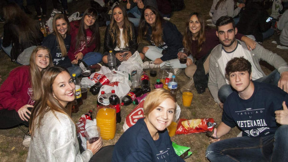 La fiesta de Veterinaria, que abre el ciclo de botellones en el campus, congregó a cientos de jóvenes. F. OTERO PERANDONES