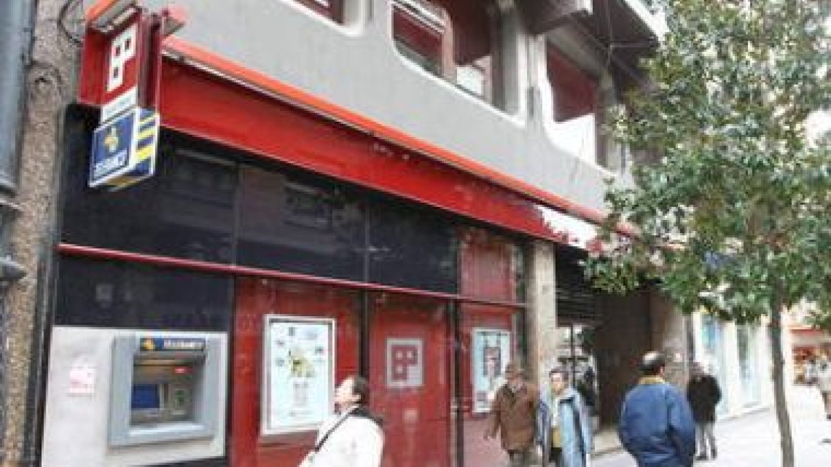 Una imagen reciente de la oficina principal del Banco Pastor en el centro de Ponferrada.