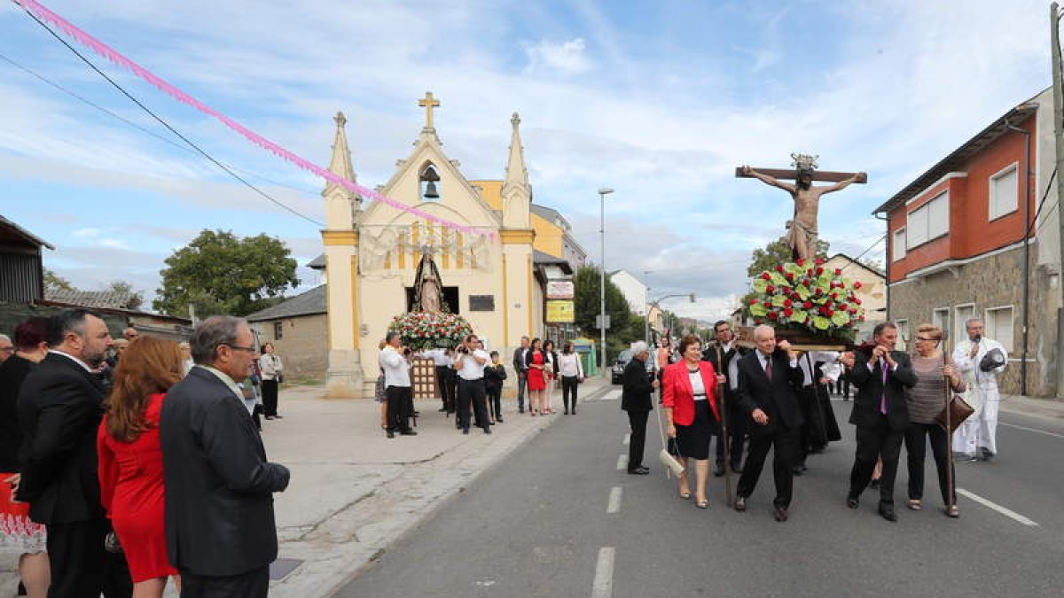 El alcalde hizo el anuncio justo antes de la procesión de La Soledad en Camponaraya. ANA F. BARREDO