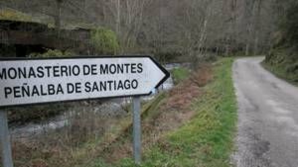 Carretera de acceso a Peñalba de Santiago, desde Ponferrada