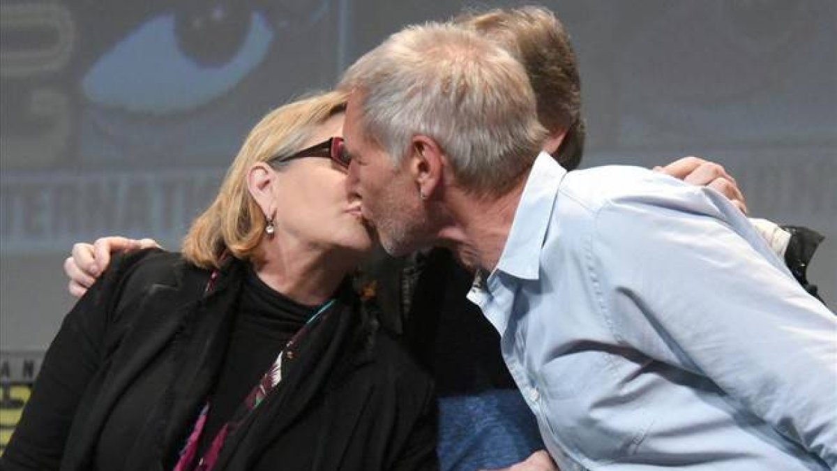 Harrison Ford besa a Carrie Fisher, en San Diego.