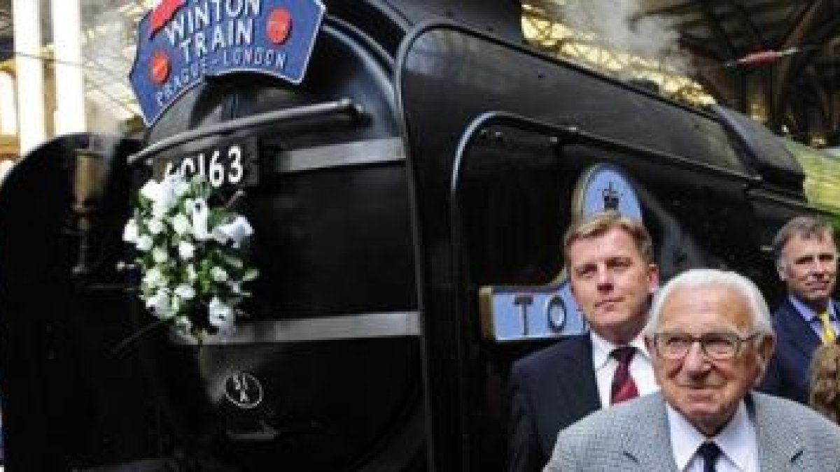 Nicholas Winton, en la estación central de Londres, esta tarde con el tren de vapor.
