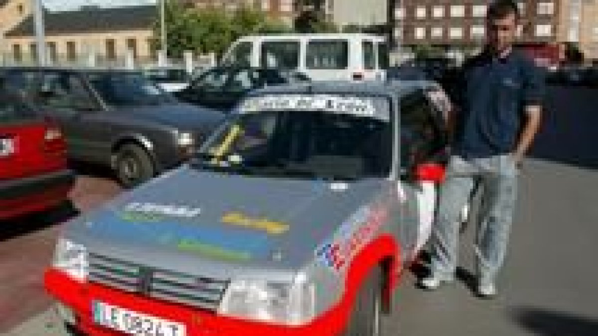 Javier Fernández Villanueva junto a su Peugeot 205 Rallye, objeto de la polémica suscitada