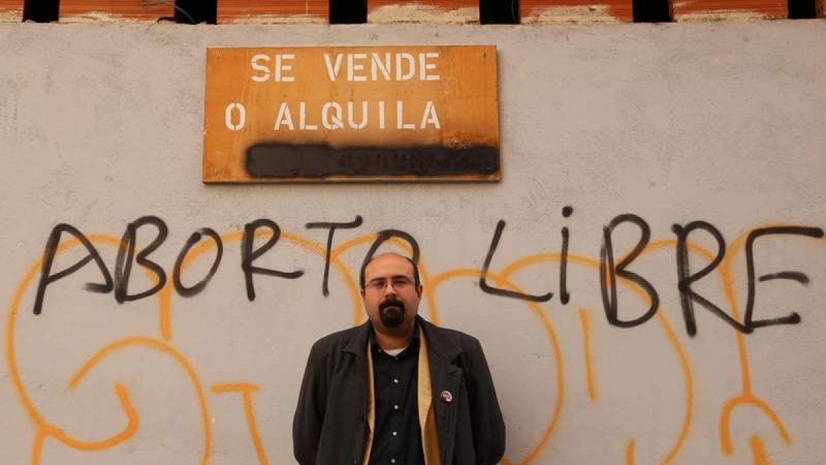 Santiago Ordóñez, junto a la pintada que cuadra con sus valores políticos, en el barrio de Santa Marina.