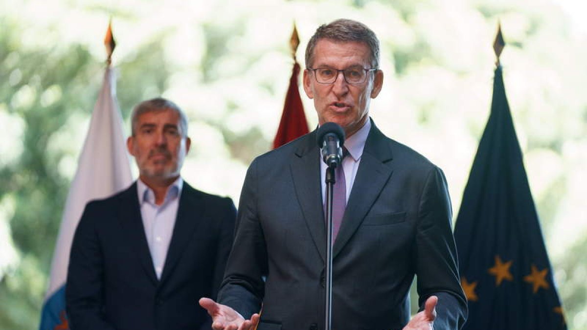 El presidente de Canarias, Fernando Clavijo y Alberto Núñez Feijóo, en Tenerife. RAMÓN DE LA ROCHA