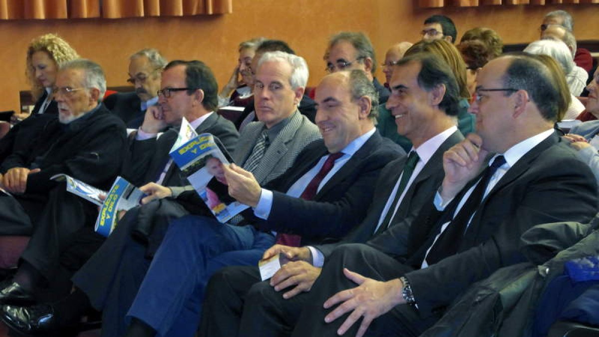 César Antón, junto a representantes institucionales de Palencia, ayer, en el homenaje.