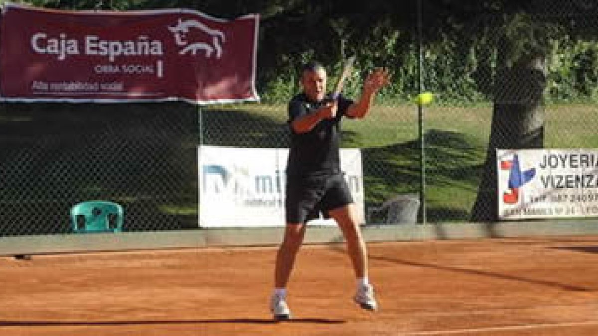 Guillermo Díaz disputa el torneo de tenis5cinco.