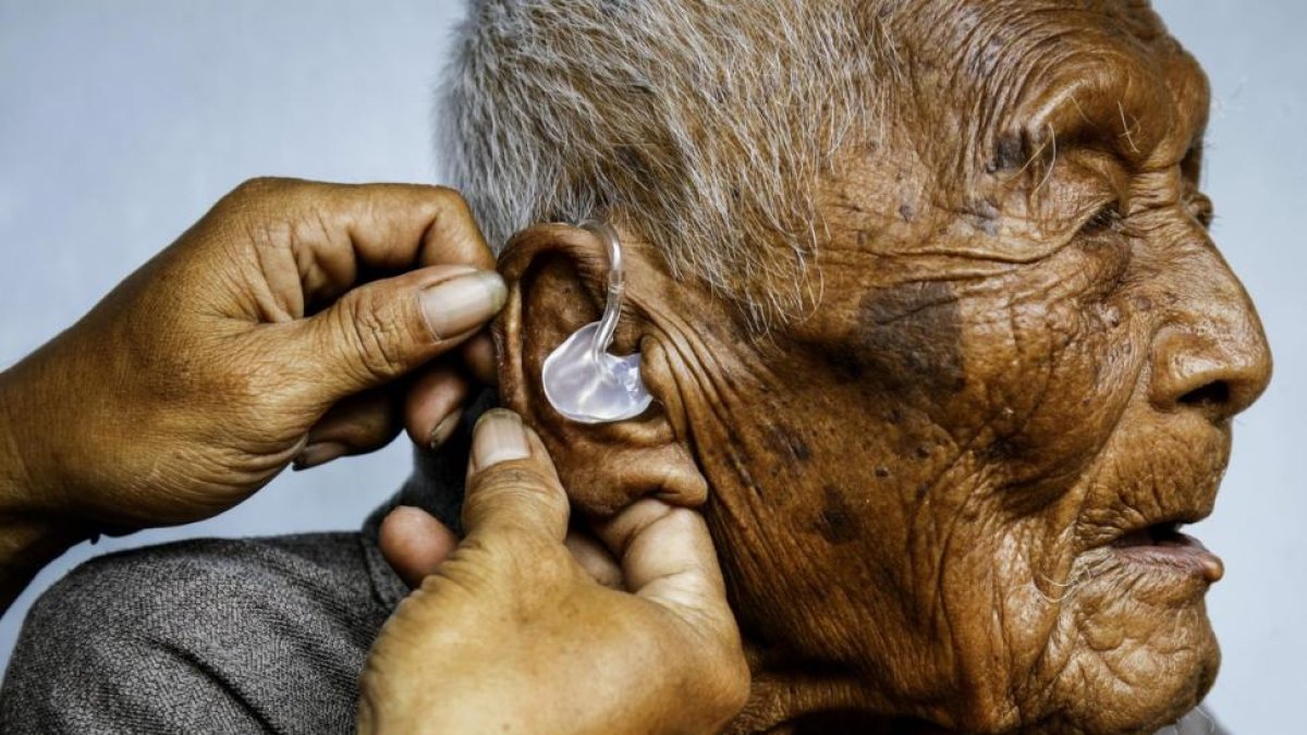Sodimejo, el hombre de 146 años, conocido como Mbah Gotho, usando un audífono en su casa en Sragen, Java Central, Indonesia.