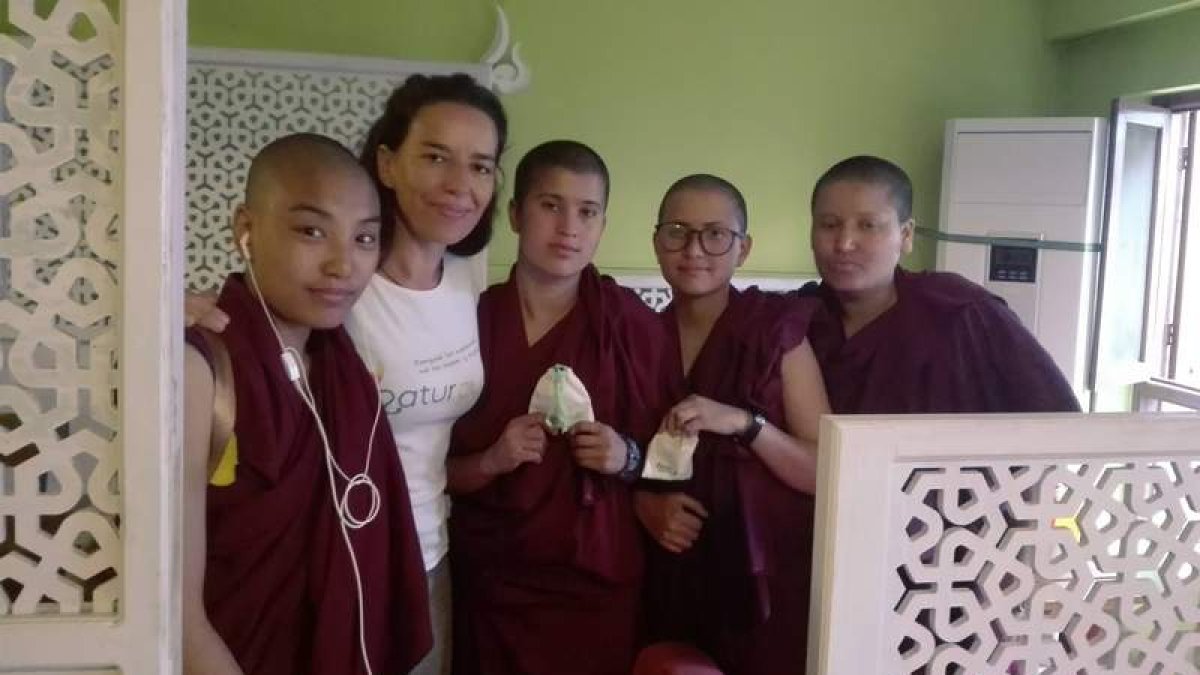 Mónica Morán con un grupo de monjas budistas de Nepal a las que explicó el funcionamiento de la copa menstrual como método para retener la menstruación. DL