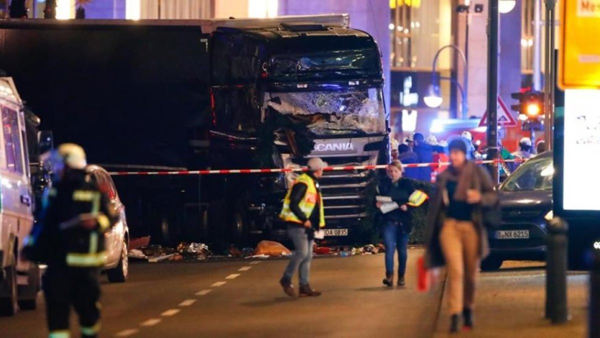 Los servicios de emergencia, junto al camión que causó la tragedia en el mercado navideño de Berlín.