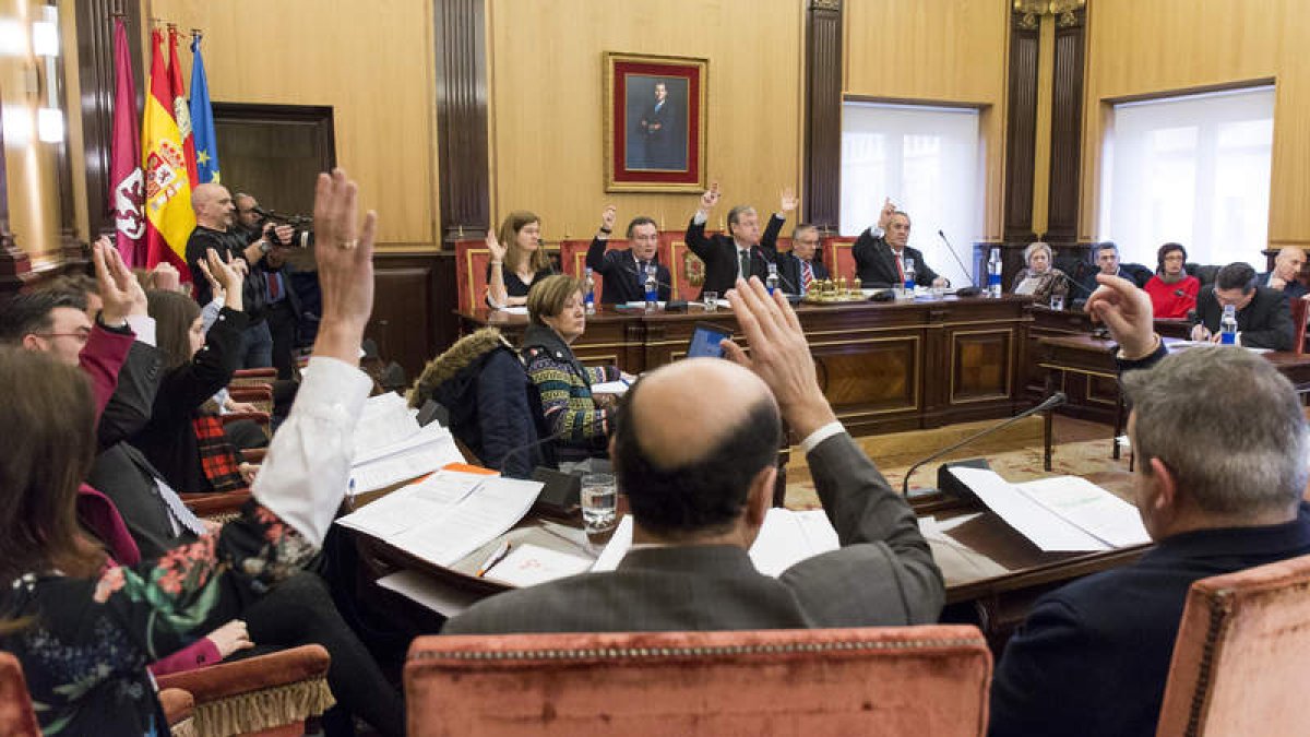 El PP y Ciudadanos sumaron sus votos para aprobar el presupuesto. FERNANDO OTERO PERANDONES