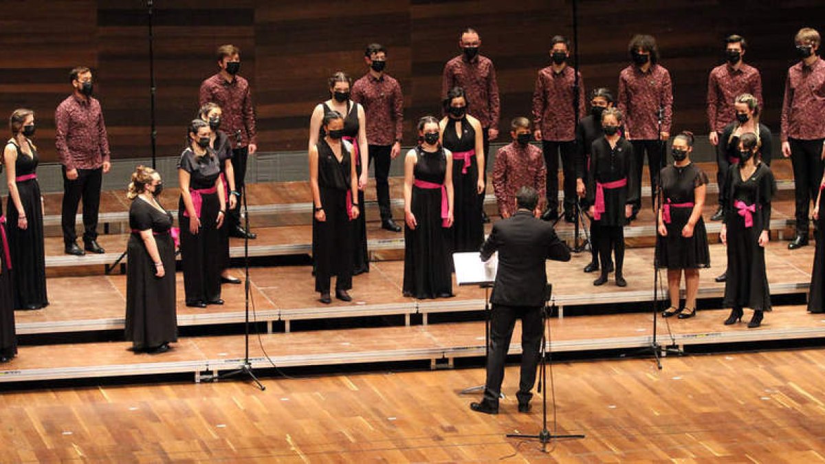 El Coro Juvenil Ángel Barja también participa hoy en el concierto en El Albéitar. DL