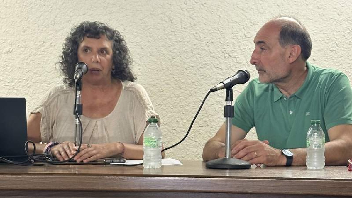 La periodista Ana Gaitero y Francisco Simón, alcalde de Truchas. DL