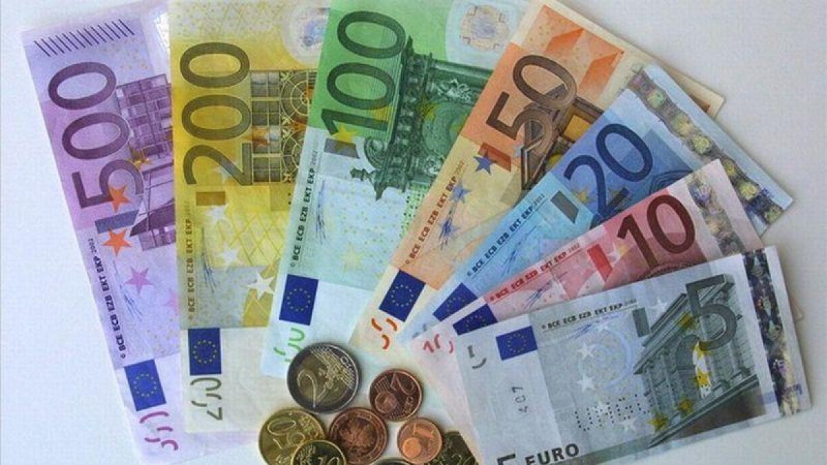 Monedas y billetes de euro de curso legal.