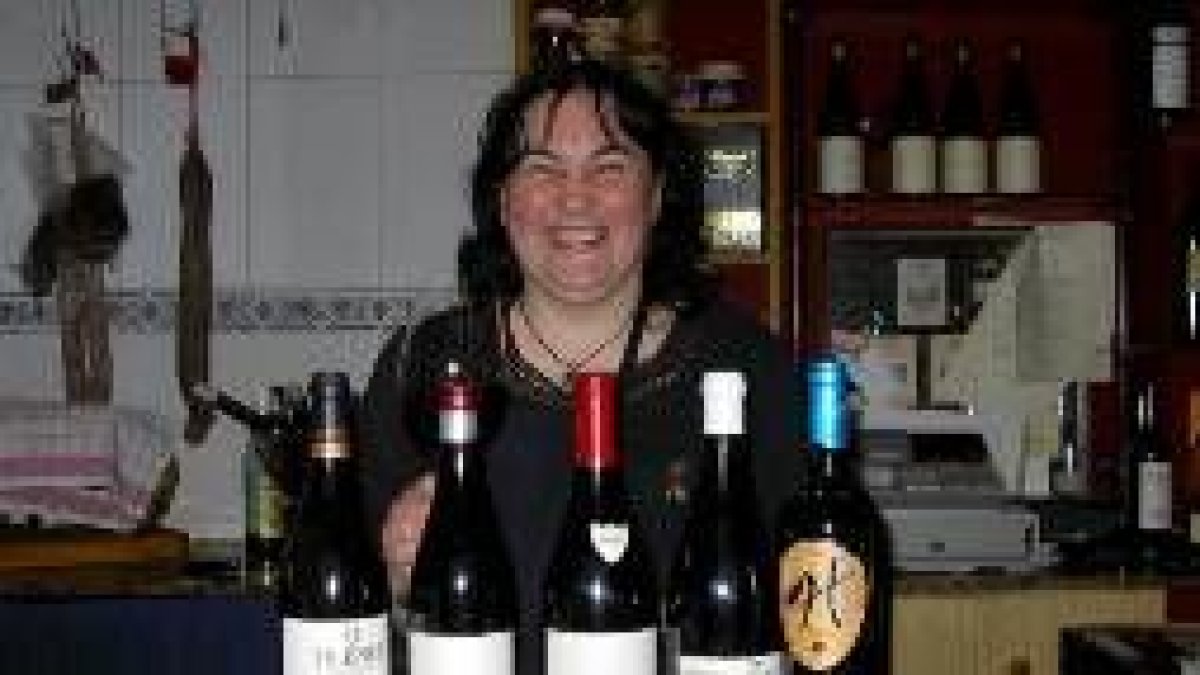 Natalia Ramos, propietaria de la vinoteca, cata uno de los vinos de su extensa colección