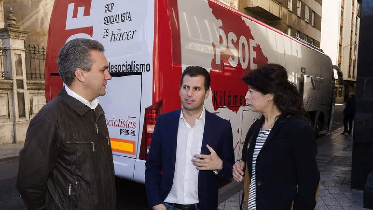 Tudanca, con el autobús del PSOE que recorrerá Castilla y León en las próximas semanas.