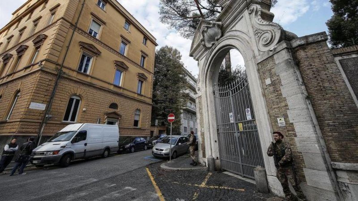 Entrada a la nunciatura de la Santa Sede en Roma.