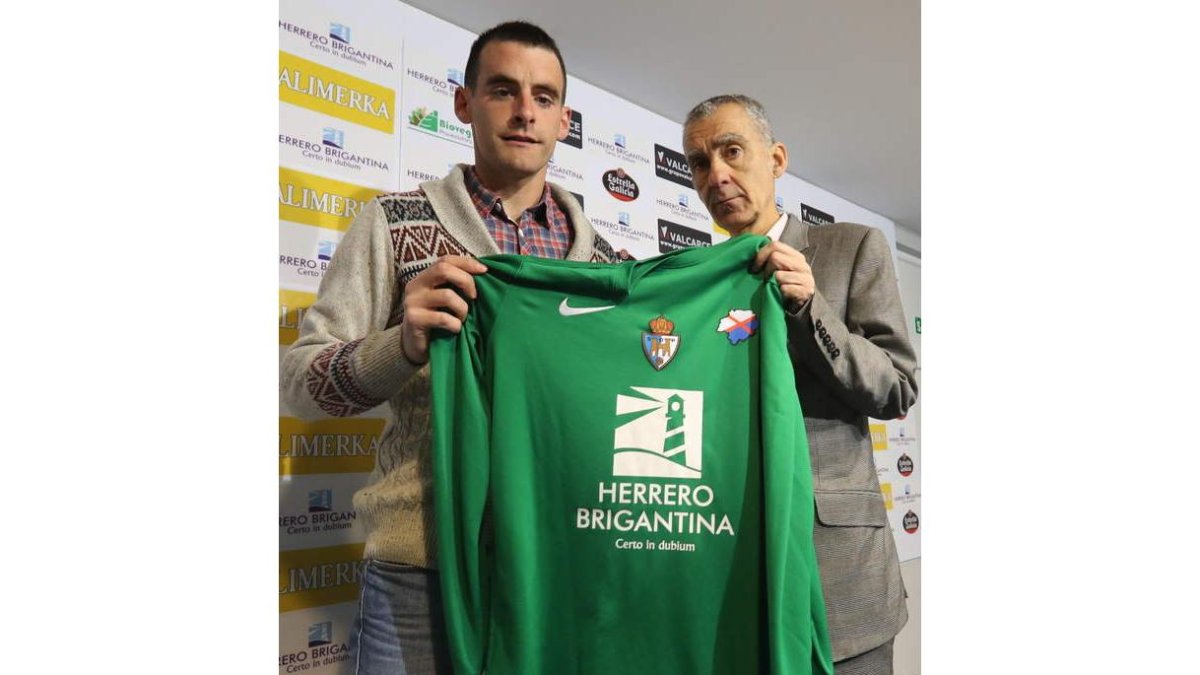 Xabi Mandaluniz, durante la presentación junto al director deportivo Carlos Terrazas. ANA F. BARREDO