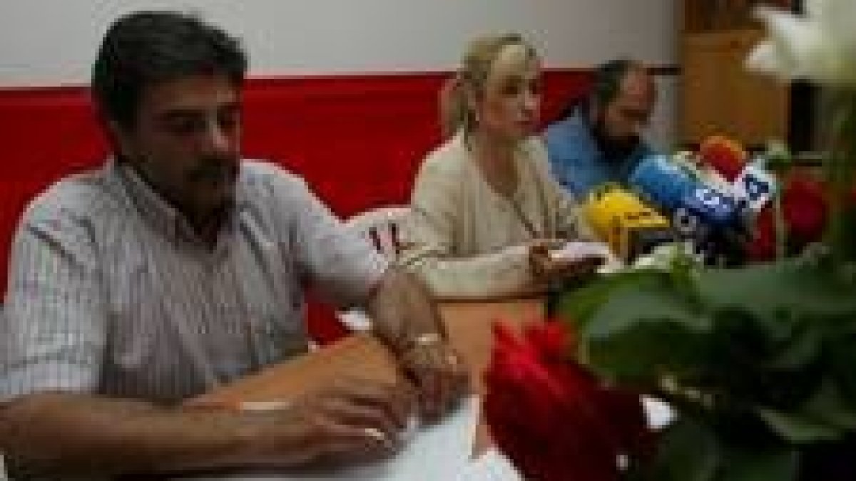 María José Estrada, en foto de archivo junto a dos concejales del PSOE