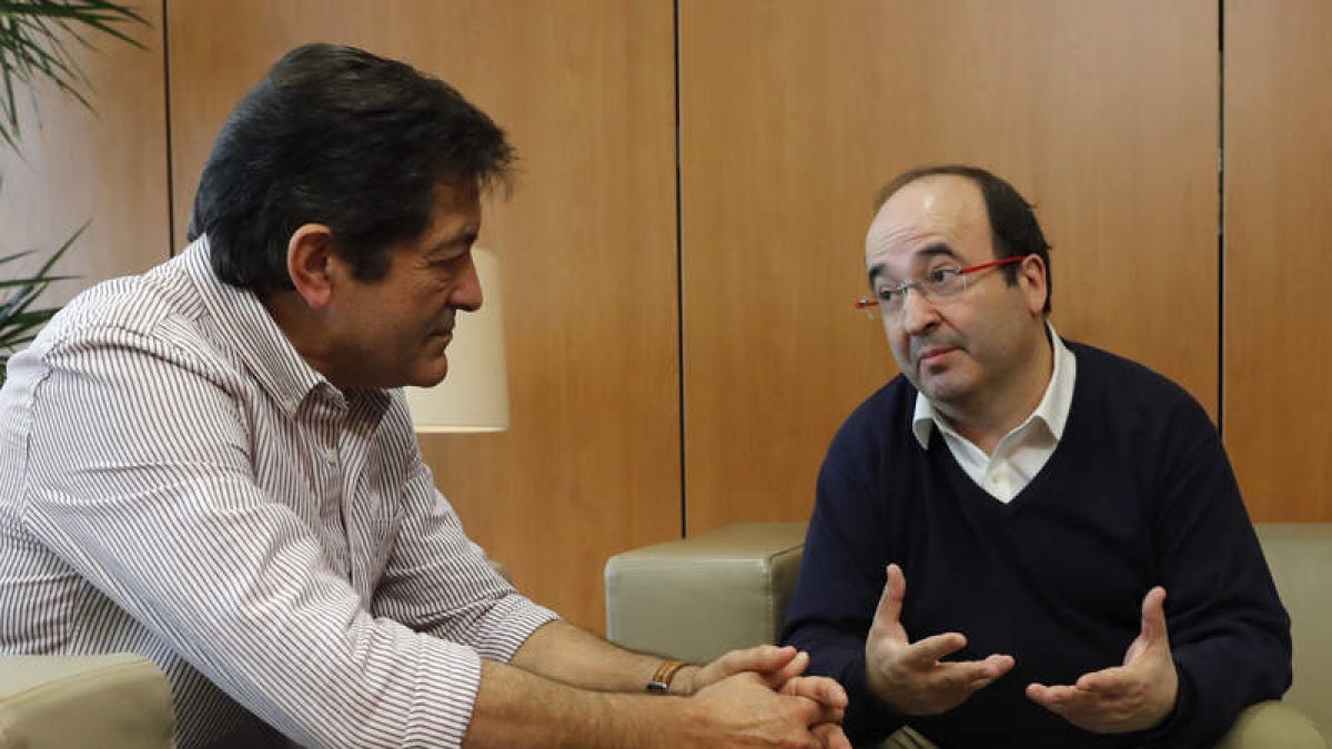 El presidente de la gestora del PSOE, Fernández, y el primer secretario del PSC, Iceta. BALLESTEROS