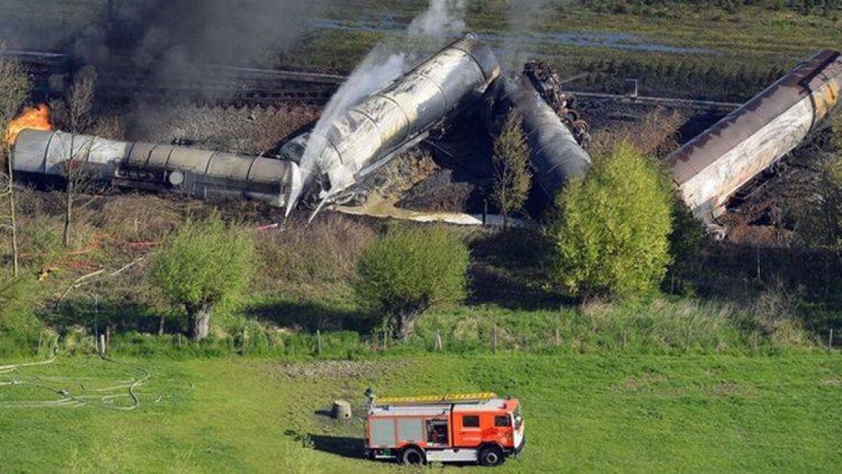 Varios vagones del tren que ha descarrilado la madrugada de este sábado en Schellebelle (Bélgica).