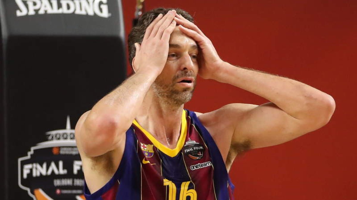 Pau Gasol se lamenta de la derrota sufrida por un Barcelona que esperaba ser campeón. VOGEL