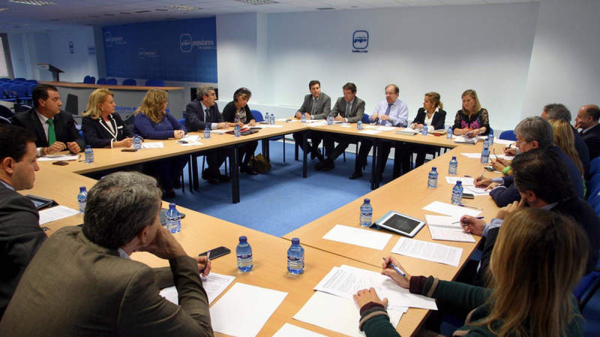 Reunión ayer de los miembros del Grupo Parlamentario Popular, en Valladolid.