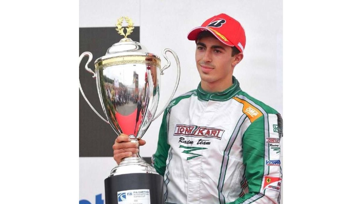 David Vidales con el trofeo de subcampeón del mundo de karting. DL.