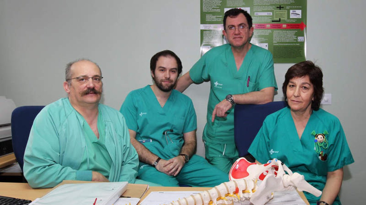 Juan Carlos Bermejo, jefe de Anestesia, Sergio Núñez, residente, Emilio Bronte, anestesista, y Emilia Rebollo, enfermera.