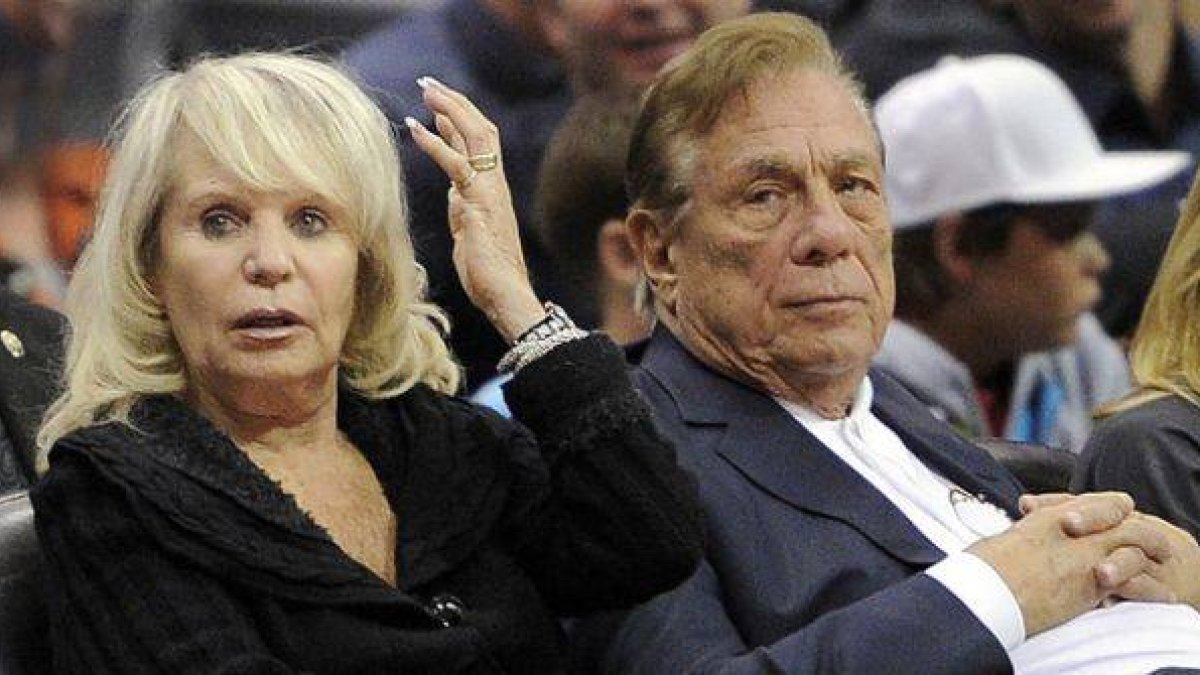 Donald Sterling y su esposa, Shelly, dirante un partido de los Clippers.