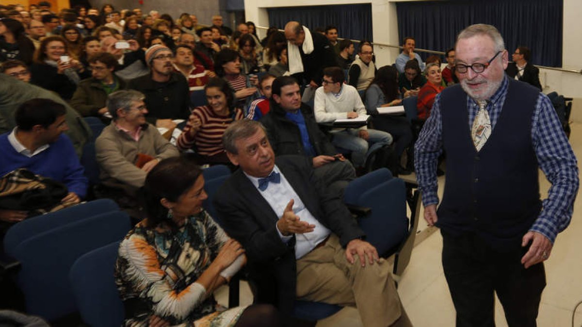 El filósofo accede a la mesa de ponente ante su numeroso público.