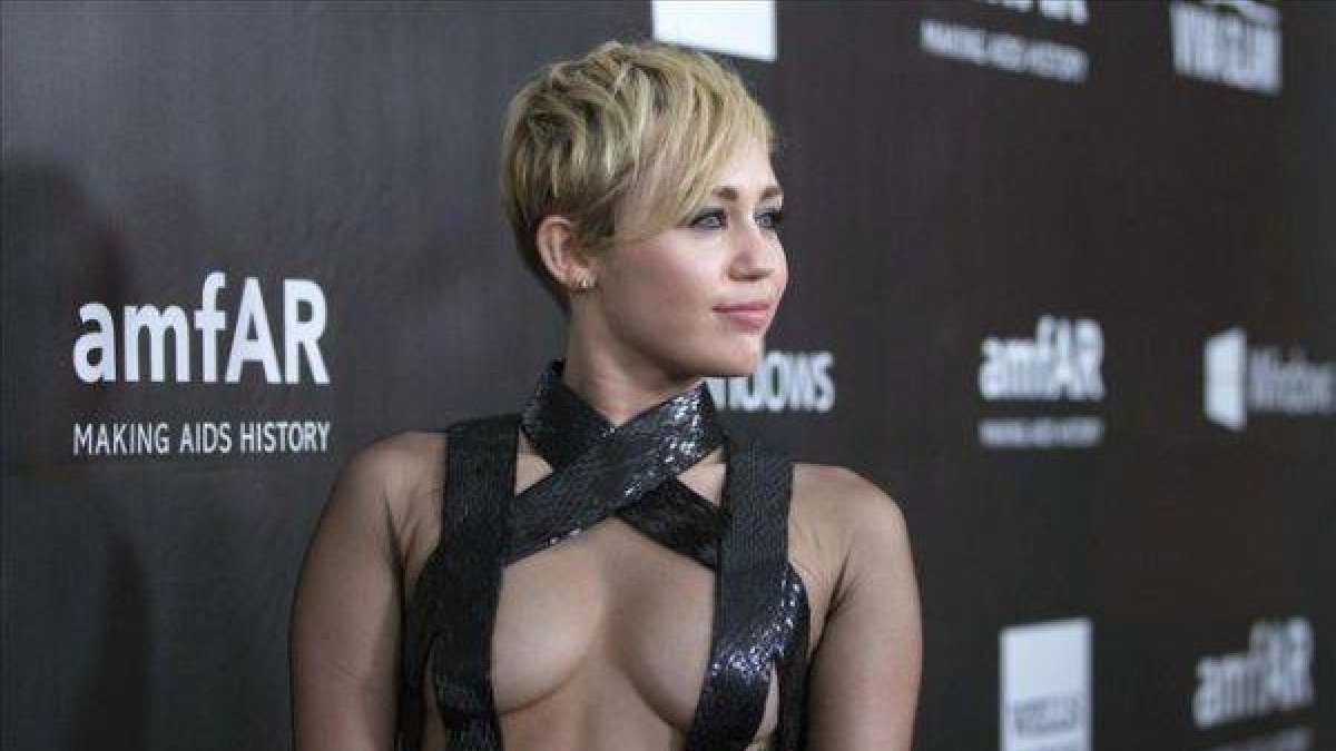 Miley Cyrus posa en el 'photocall' de la gala anFAR, celebrada el pasado 29 de octubre en Los Ángeles.