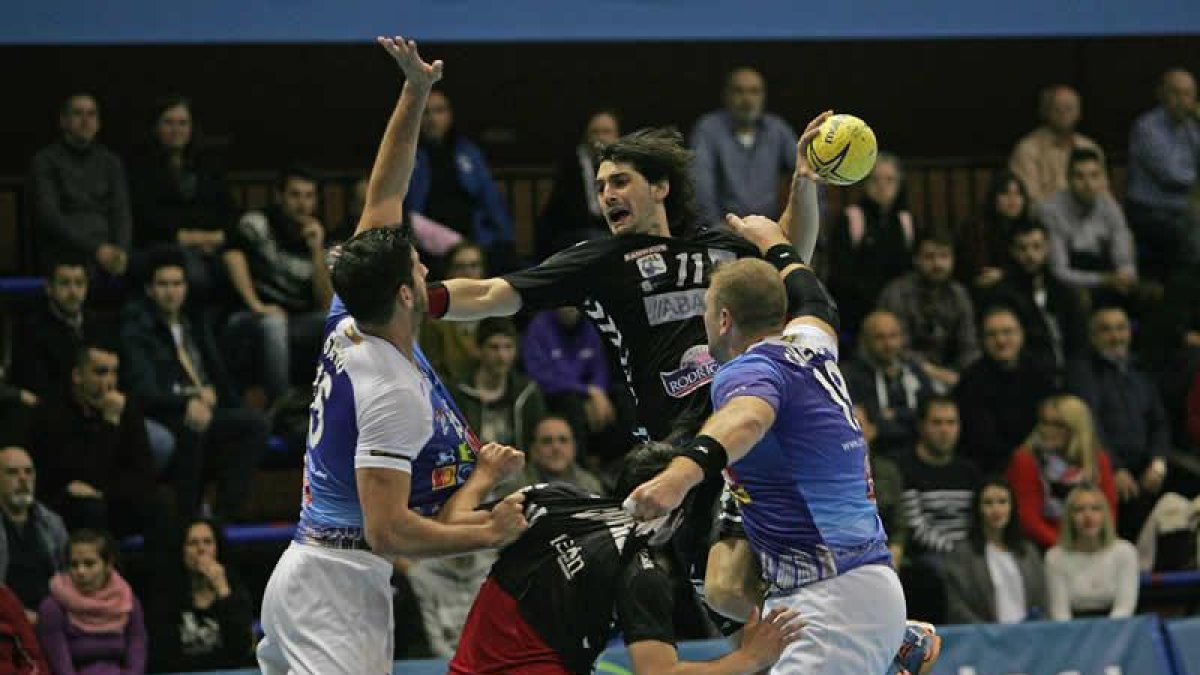 Matías a punto de lanzar a puerta ante la defensa de dos jugadores contrarios.