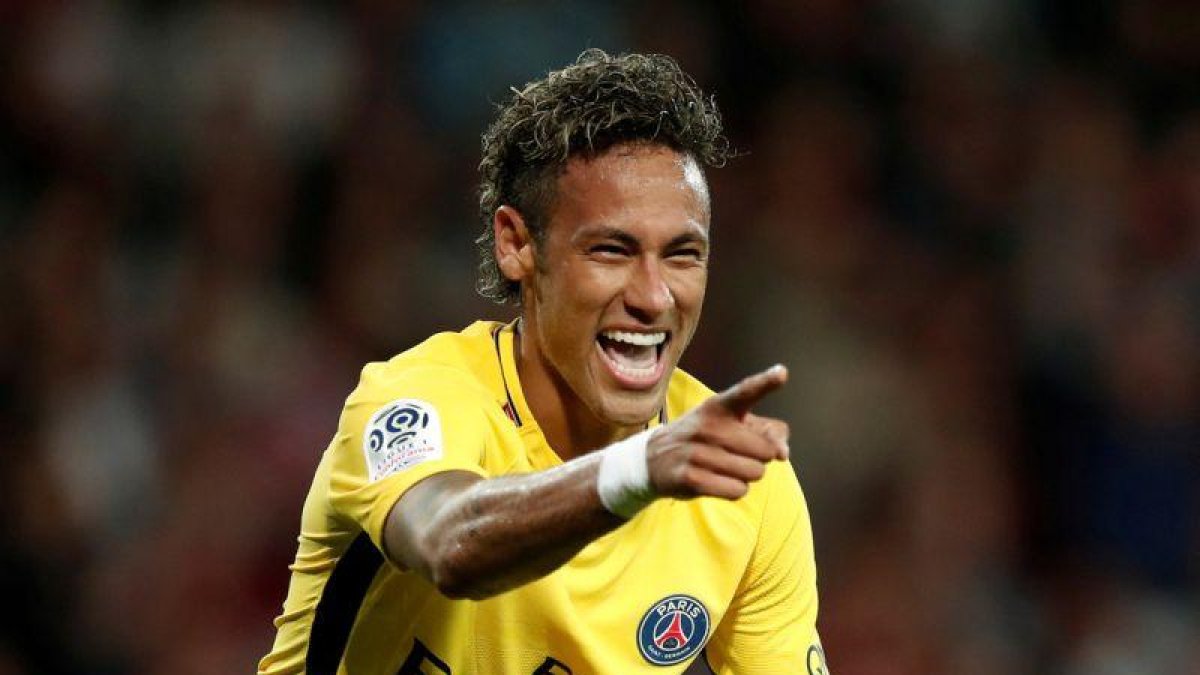 Neymar celebra su primer gol con el PSG.