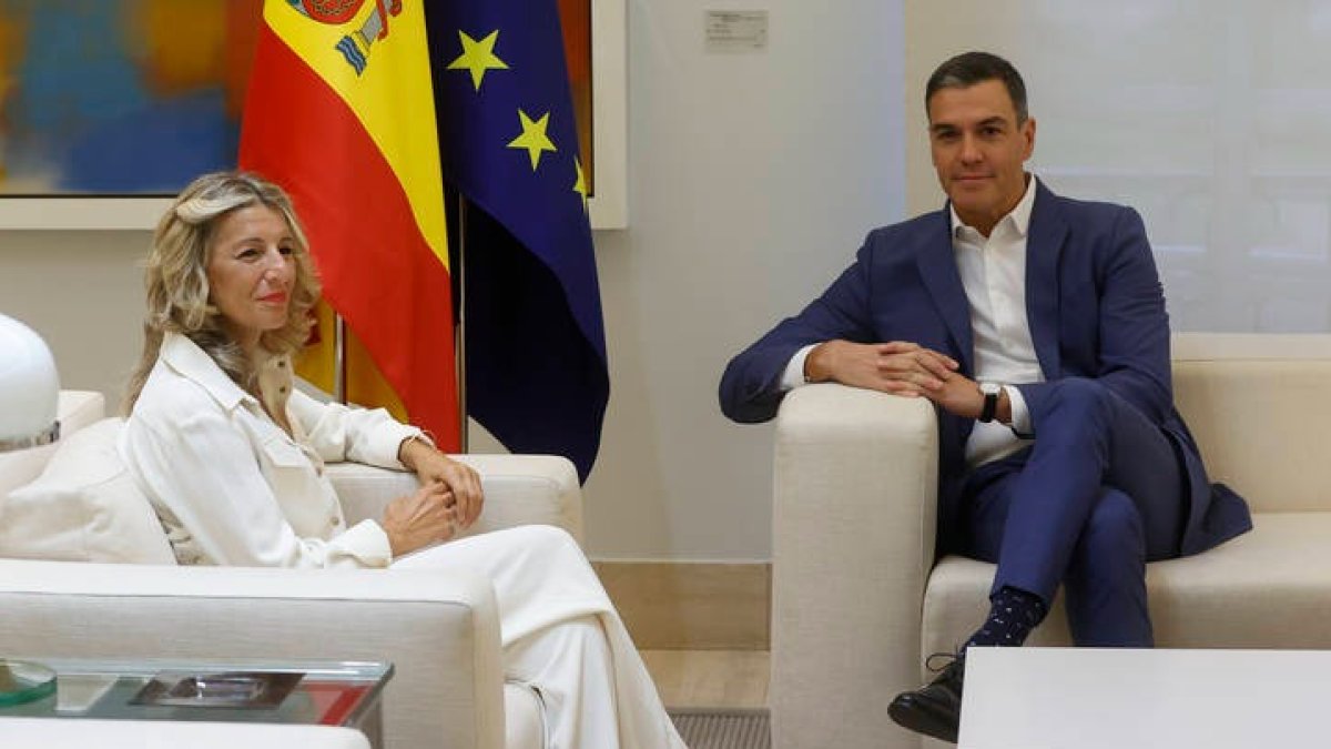 El presidente del Gobierno, Pedro Sánchez, durante la reunión que ha mantenido con la vicepresidenta segunda y ministra de Trabajo y Economía Social, Yolanda Díaz, tras el acuerdo de presupuestos. JUAN CARLOS HIDALGO