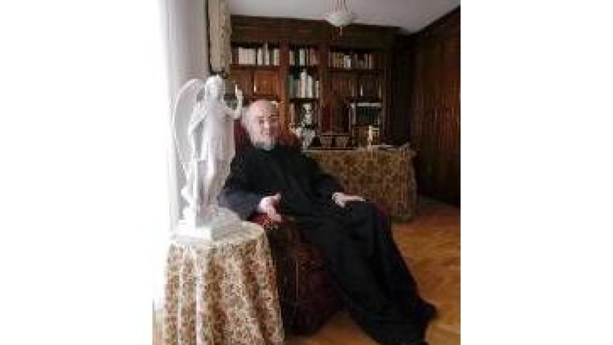 Imagen del sacerdote José Antonio Fortea en su residencia de Motril