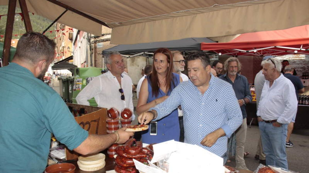 Santos recorrió los puestos de la feria junto al resto de políticos de la comarca. CAMPOS