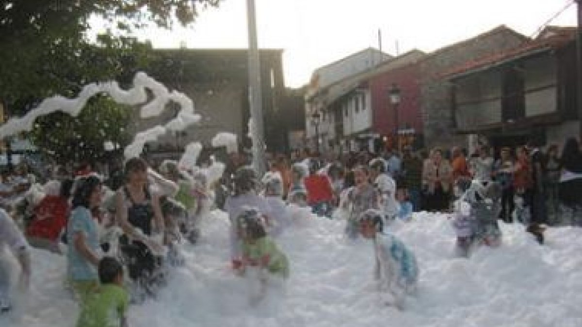 La fiesta de la espuma congregó a una multitud de niños