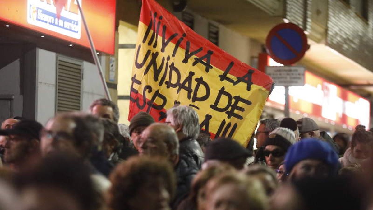 Imagen de los manifestantes ayer frente a la sede del PSOE en León. RAMIRO